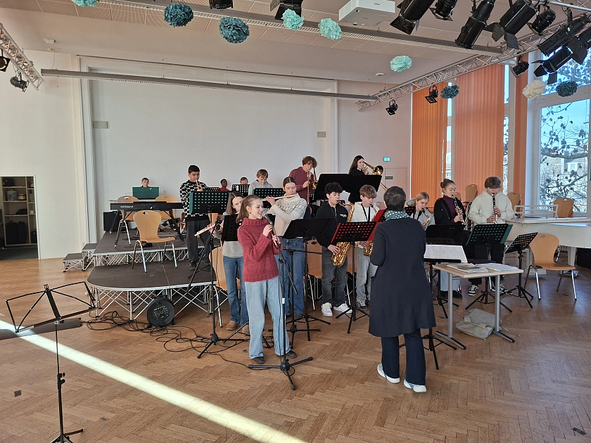 Kinder, die bei der Bigband spielen, üben für ihren Auftritt