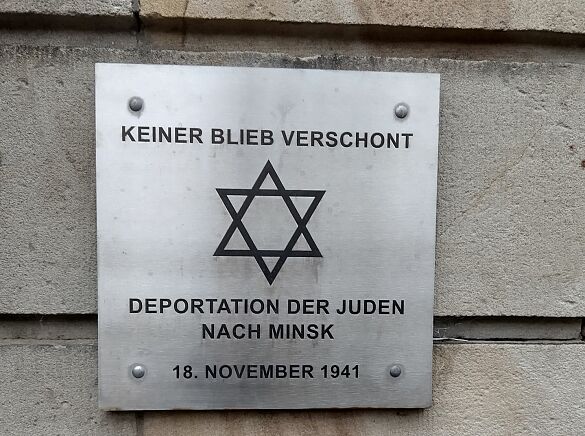 Gedenktafel Keiner blieb verschont