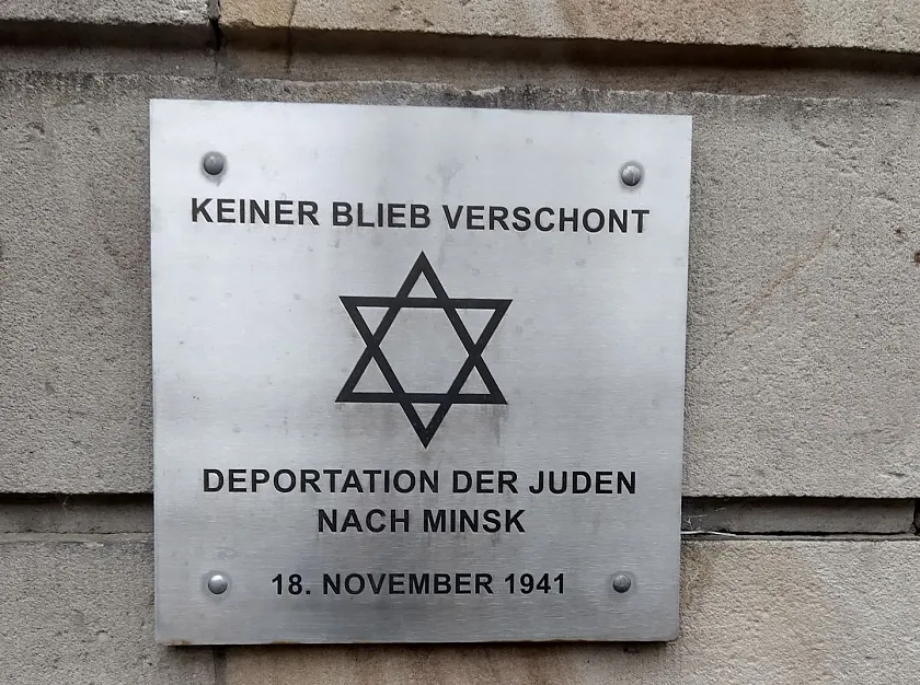 Gedenktafel Keiner blieb verschont