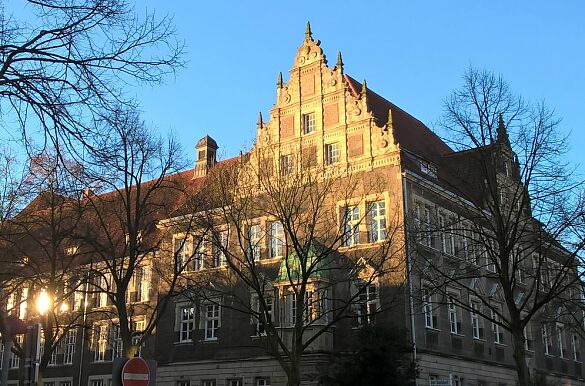 Gebäudefoto der Oberschule Am Barkhof im Morgenlicht