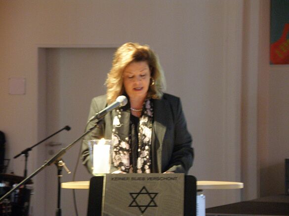 Schulleiterin Nicola Roggendorf bei der Gedenkfeier am 18. November 2016