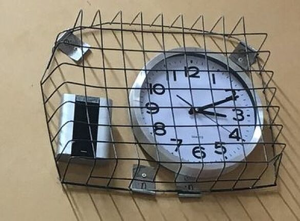 Die Uhr zeigt 3 Uhr nachts