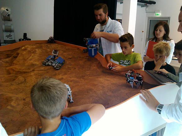 Schüler beim Robotertraining