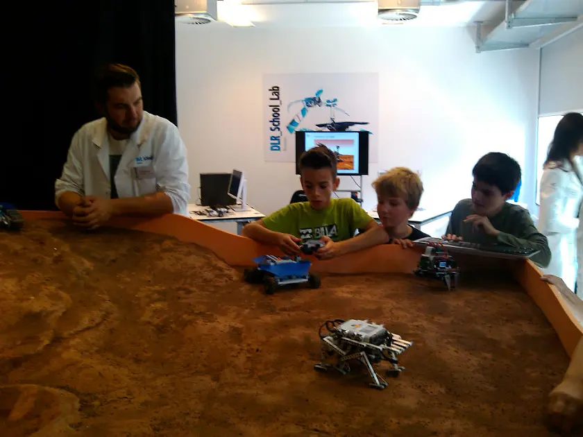 Schüler beim Robotertraining