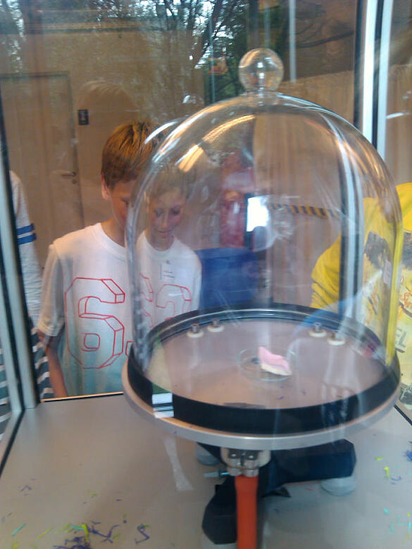 Schüler vor einer Vakuumglocke