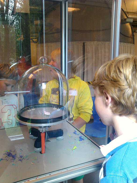 Schüler vor einer Vakuumglocke