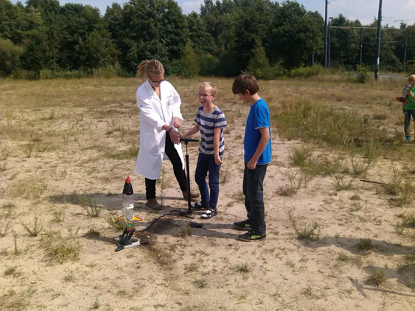 Schüler beim Experimentieren mit Raketenflug