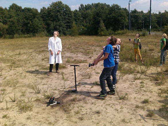 Schüler beim Experimentieren mit Raketenflug