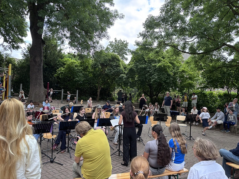 Das Sommerfest auf dem Schulhof