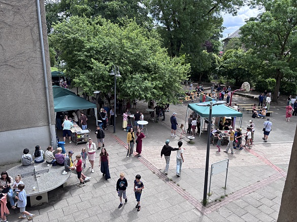 Der Schulhof auf dem das Sommerfest statt fand