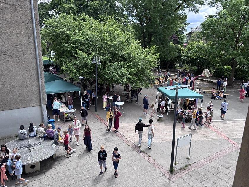 Der Schulhof auf dem das Sommerfest statt fand