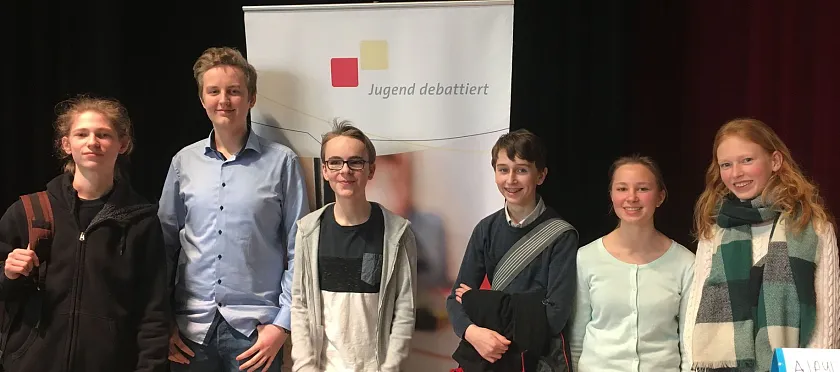 Sechs Sch&uuml;ler und Sch&uuml;lerinnen, die bei Jugend debattiert teilgenommen haben.