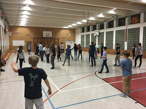 Nachts um drei Uhr Brennball spielen in der Turnhalle