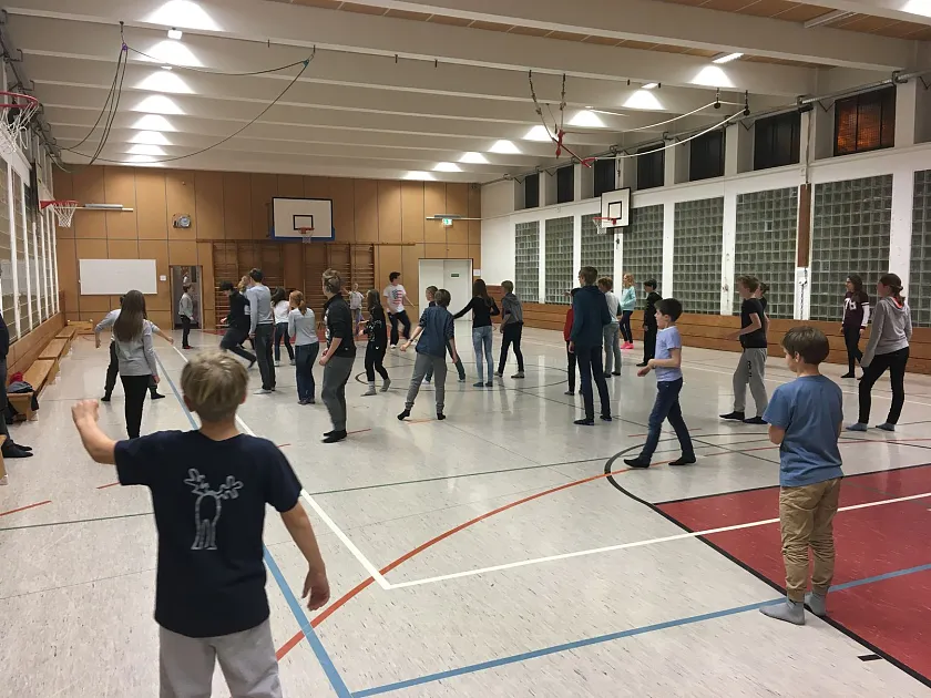 Nachts um drei Uhr Brennball spielen in der Turnhalle