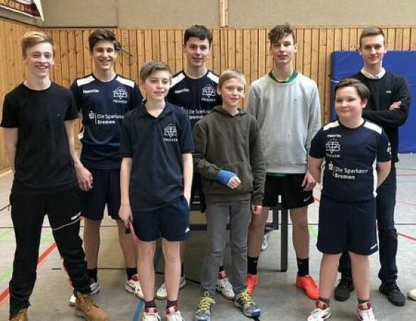 &Auml;ltere Sch&uuml;ler stellen sich f&uuml;r ein Gruppenfoto auf