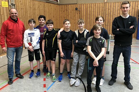 J&uuml;ngere Sch&uuml;ler aufgestellt f&uuml;r ein Gruppenfoto