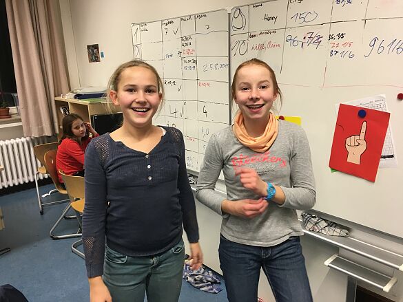 Zwei Sch&uuml;ler:innen bei der Mathenacht
